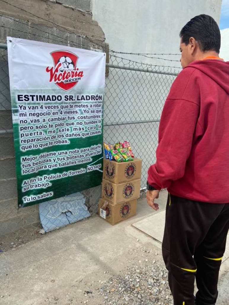 El propietario de canchas deportivas colocó una lona con un mensaje para el ladrón y una queja para la Policía Municipal. (ESPECIAL)