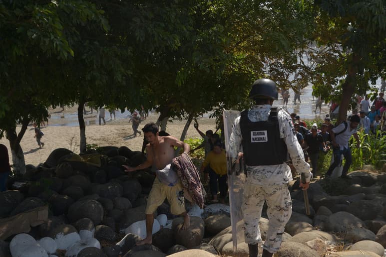 Los miembros de la Caravana Migrante ingresaron al país a pie por el río Suchiate, en el sur del país. (NOTIMEX)