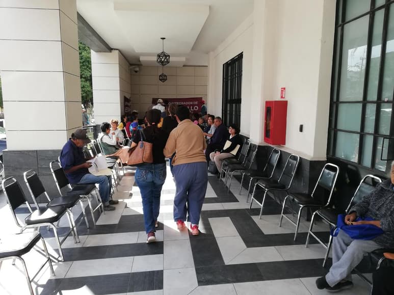 Los beneficiarios de la pensión para el adulto mayor deberán presentarse el día que les corresponda de acuerdo a la primera letra de su apellido paterno, además de llevar su credencial de elector original y dos copias. (ARCHIVO)