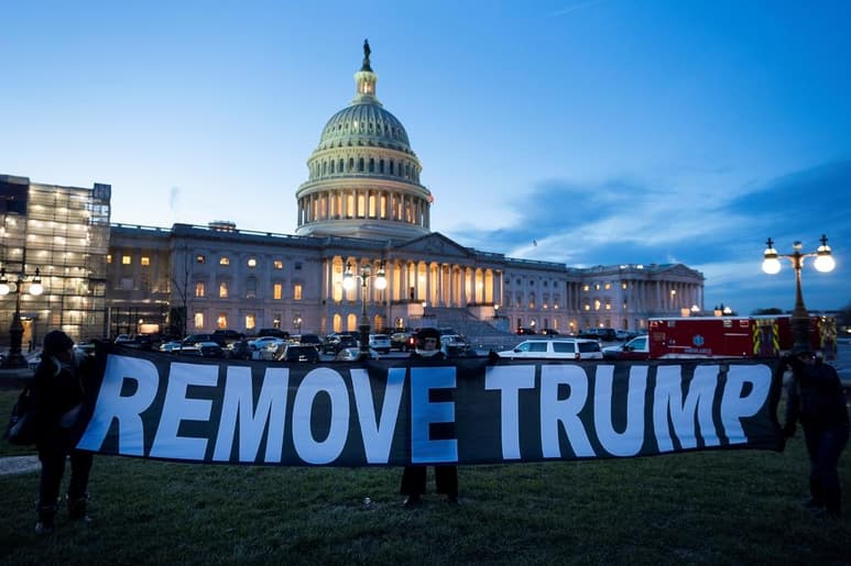 Dos concentraciones no relacionadas entre sí se concentraron este martes ante el Capitolio de EUA para pedir la destitución del presidente, Donald Trump. (ARCHIVO)