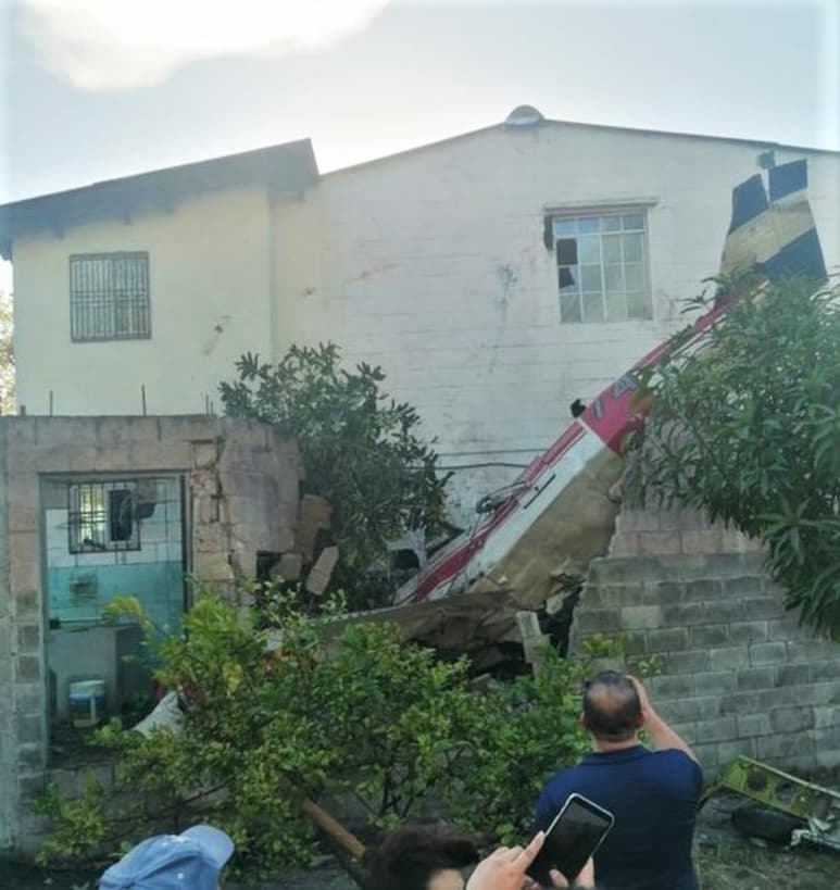 La fuente indicó que la avioneta en la que se transportaban las dos víctimas cayó sobre una casa ubicada en una zona residencial de la localidad de Ilopango, a unos 14.4 kilómetros al este de San Salvador. (ESPECIAL)
