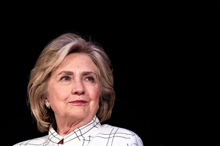 Clinton respondió que las críticas hacia Sanders se mantienen y se negó a decir si ella lo apoyaría. (ARCHIVO)