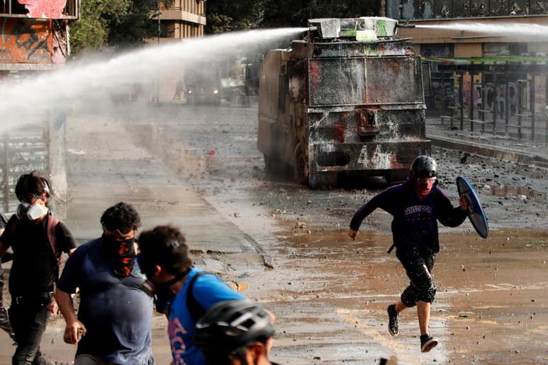 Un informe denuncia 138 casos de vulneraciones a la libertad de expresión, 90 de los cuales son agresiones a periodistas con armamento antidisturbios, durante las protestas que copan las calles de Chile. (ARCHIVO)