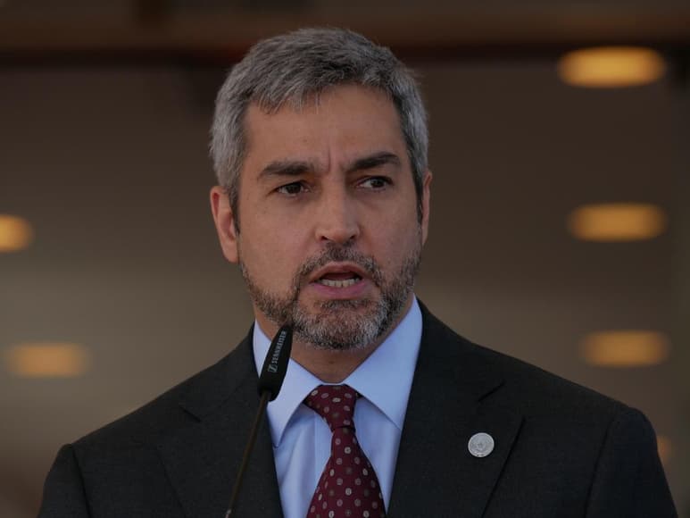 El presidente de Paraguay, Mario Abdo, se sintió mal y abandonó hoy una gira de trabajo, horas después fuentes del Ministerio de Salud confirmaron que el mandatario fue afectado por el dengue. (ARCHIVO)
