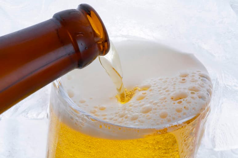 El consumo moderado de cerveza ha sido clasificado como un medio por el cual se podría prevenir el alzheimer, esto debido a su alto contenido en silicio, una sustancia capaz de mitigar los efectos neurodegenerativos que se deben a la intoxicación crónica del cerebro con aluminio. (ARCHIVO)