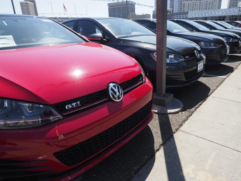 La empresa alemana Volkswagen admitió hoy ante autoridades judiciales haber importado de manera secreta vehículos que violaron las normas anticontaminantes de Canadá. (ARCHIVO)