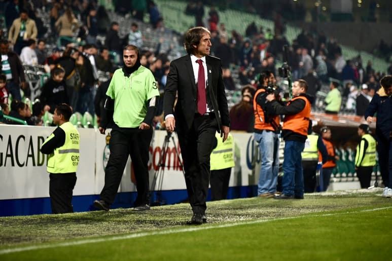 Guillermo Almada continúa su paso invicto con los Guerreros en la cancha del Estadio Corona. (JESÚS GALINDO)
