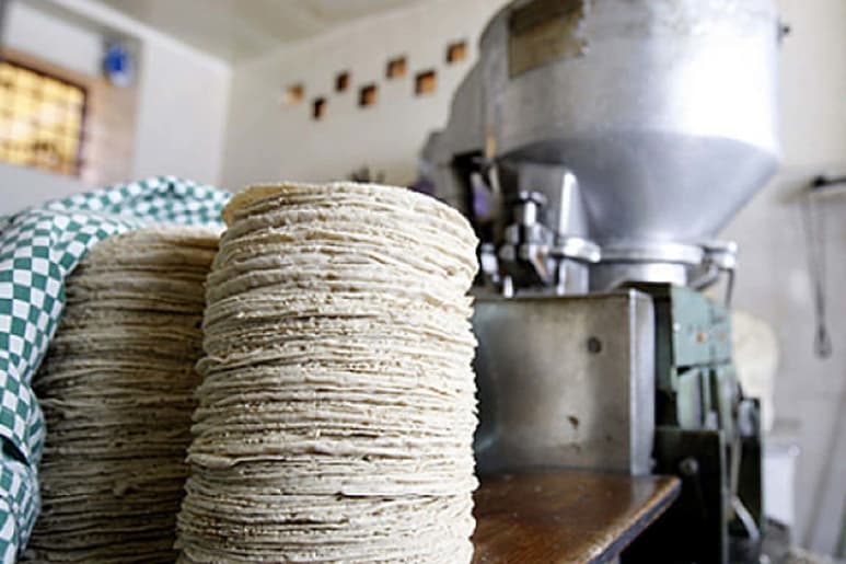 La Profeco informó que no ha habido aumento en el precio de la tortilla en la mayoría de los negocios. (ARCHIVO)