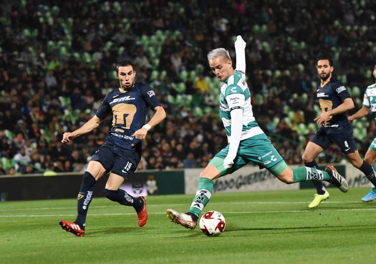 Octavio Rivero dispara para marcar el primero de sus dos goles ayer frente a los Pumas; el uruguayo vive gran momento con Santos. (JESÚS GALINDO)
