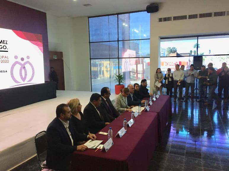 La presentación de los primeros resultados del proceso de Entrega-Recepción se efectuó este jueves en el salón Benito Juárez de la presidencia municipal, en presencia de funcionarios públicos, corporaciones policiacas y demás sociedad civil. (EL SIGLO DE TORREÓN)