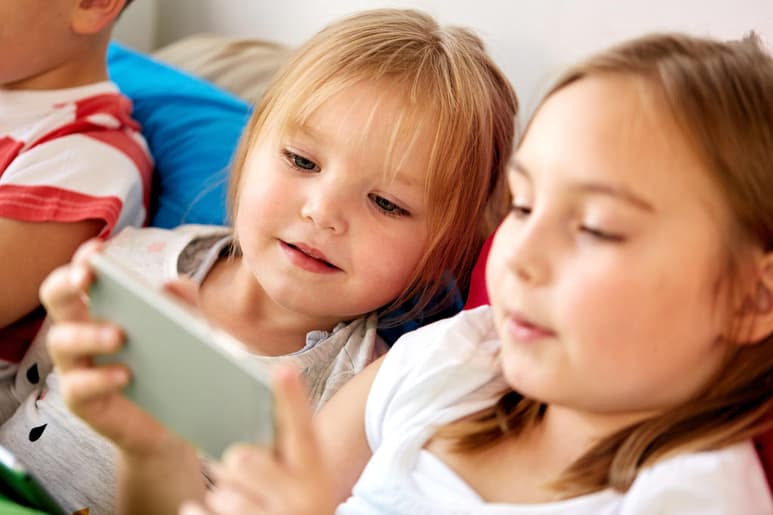 Una de las estrategias más utilizadas por los padres para calmar a sus hijos es entregarle su teléfono celular a cambio de poder realizar alguna tarea o simplemente ceden ante la insistencia del menor. (ARCHIVO)