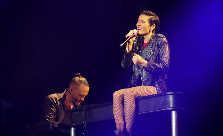 El espectáculo tributo a Mecano Hija de la luna, que protagoniza la española Robin Torres, llegará a México en marzo para sorprender a los seguidores que nunca pudieron asistir a un concierto de la banda, que hizo su última gira en 1992. (ARCHIVO)