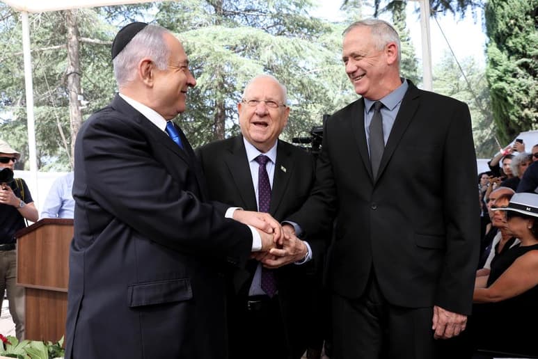 El primer ministro de Israel, Benjamín Netanyahu (d), y el líder centrista, Beny Gantz (i), se reunirán en Washingnton con Donald Trump, para tratar el 'Acuerdo del Siglo'. (ARCHIVO)