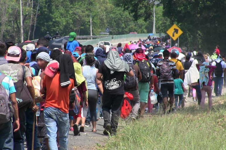 Un hombre identificado como Raúl Antonio Ventura Juárez fue enviando este jueves a prisión por supuestamente ser uno de los organizadores de una caravana de migrantes salvadoreños. (ARCHIVO)