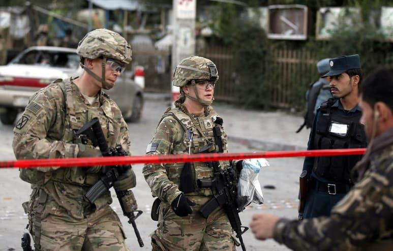 Casi la mitad de los afganos quiere que las tropas de Estados Unidos y la OTAN salgan de Afganistán una vez que se alcance a un acuerdo con el Talibán para poner fin a la guerra. (ARCHIVO)