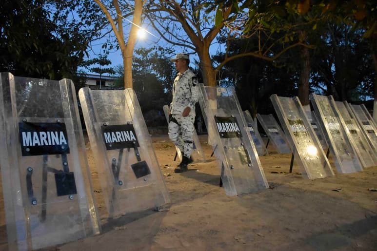 Elementos de la Guardia Nacional bloquearon el paso a la caravana migrante que se había conformado luego de que cientos de sus integrantes cruzaran el río Suchiate y se internaran a México desde Guatemala. (ARCHIVO)