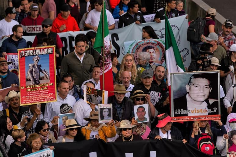 Familiares de personas afectadas por un delito realizan una Caminata por la Paz que va de Cuernavaca al Palacio Nacional en la Ciudad de México; el movimiento inició hoy y se espera que concluya el domingo. (NOTIMEX)