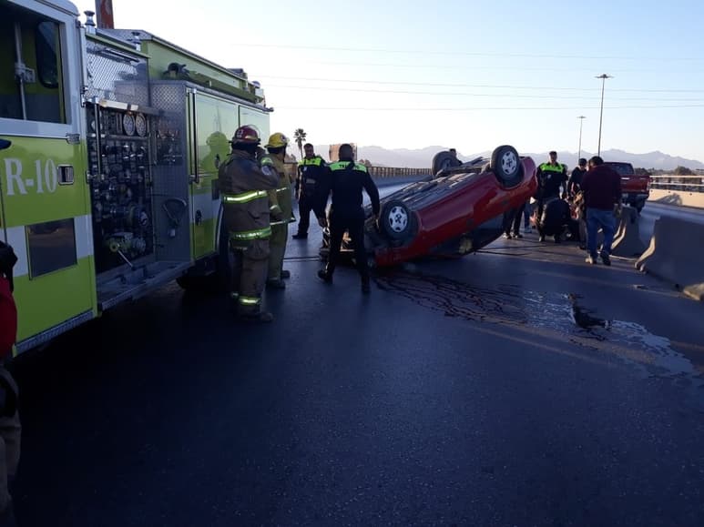 El automóvil quedó sobre el toldo y la conductora resultó ilesa. (EL SIGLO DE TORREÓN)