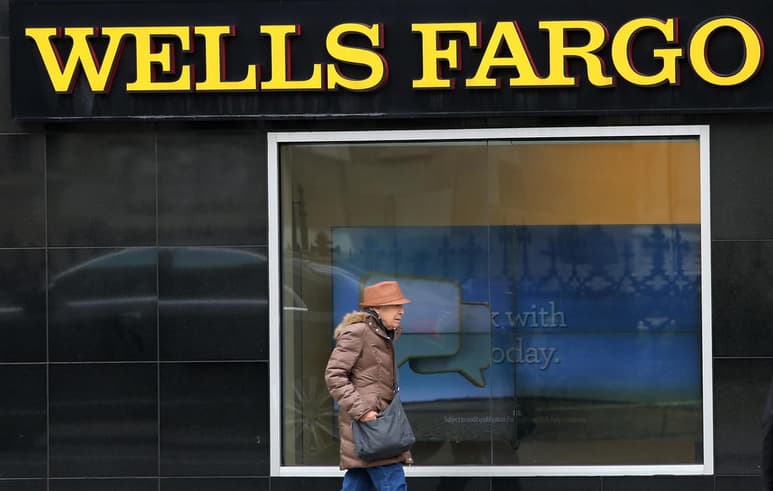 El exCEO de Wells Fargo, John Stumpf tenía prohíbido trabajar en un banco, por lo que tendrá que pagar una multa de 17.5 mdd. (ARCHIVO)