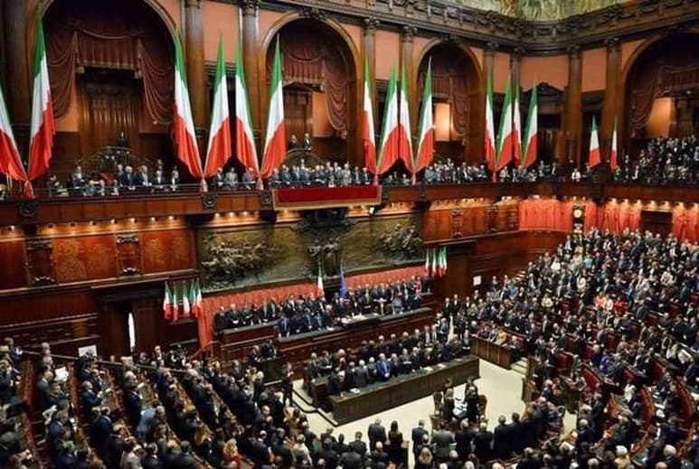 Con esta medida se reduciría el número de diputados a 400 de los 630 actuales y el de senadores de 315 a 200. (CORTESÍA)