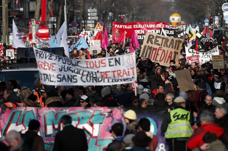El Gobierno del presidente francés, Emmanuel Macron, aprobó este viernes su reforma de las pensiones con protestas en las calles. (EFE)