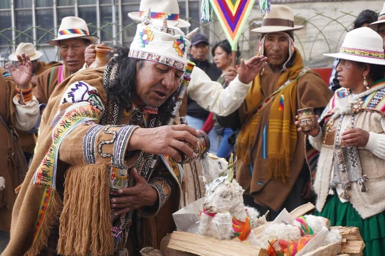 En el país más indígena de América del Sur, un viejo sistema de creencias muy arraigadas que gira en torno a la diosa de la tierra Pachamama se hace presente constantemente en la vida diaria. (ARCHIVO)
