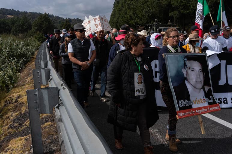 Entre canciones, exigencias de seguridad y el llamado a que más mexicanos se unan a la Caminata por la Verdad, la Justicia y la Paz, dio inicio el segundo día del recorrido que ayer salió de Cuernavaca hoy llegará a las inmediaciones de la Ciudad de México. (NOTIMEX)