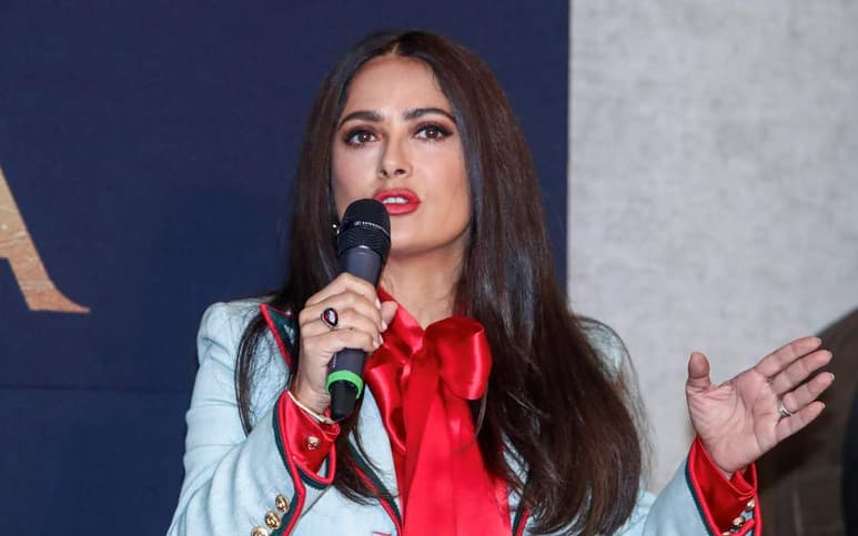 La actriz mexicana Salma Hayek se disculpó ante sus seguidores luego de externar su agradecimiento a la presentadora de televisión Oprah Winfrey quien le hizo llegar el libro American Dirt, un trabajo que ha sido catalogado como racista por los lectores. (ARCHIVO)