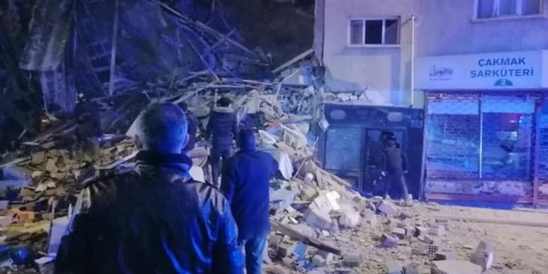 El epicentro del sismo se ubicó a unos 6.75 kilómetros de la superficie y aunque inicialmente se le adjudicó una magnitud de 6.8, el centro sismográfico rebajó posteriormente la potencia del terremoto a 6.5 grados. (ESPECIAL)