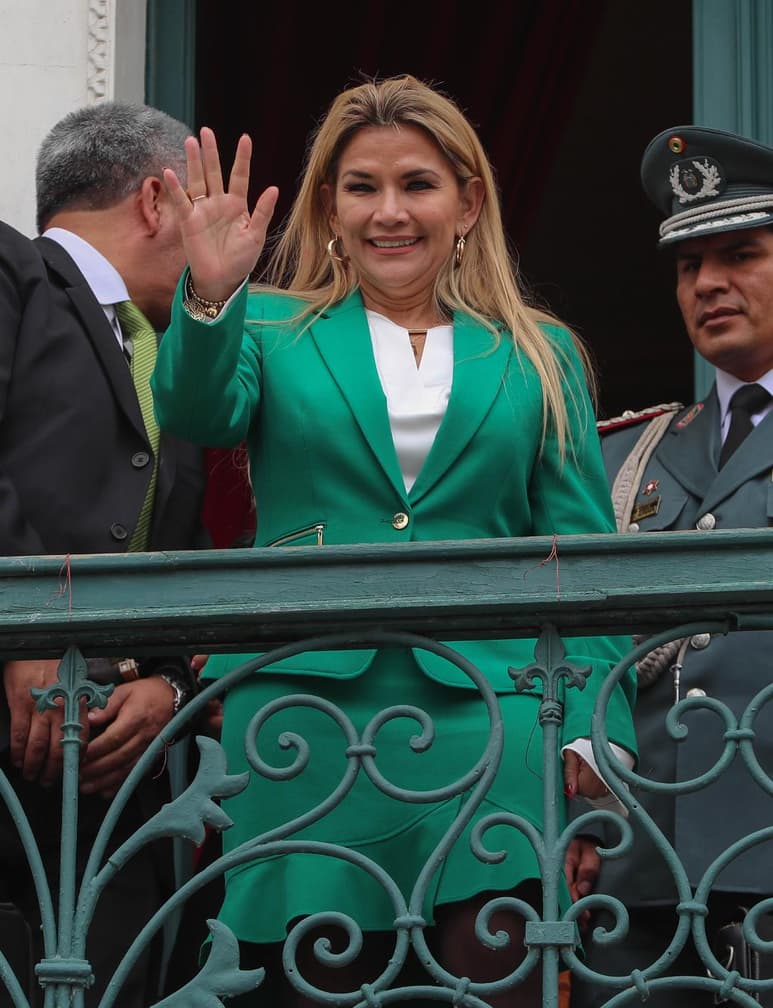 'Quiero dirigirme a las familias bolivianas para anunciarles que he tomado la decisión de presentarme como candidata para las elecciones', sostuvo Áñez ante varios de sus seguidores en La Paz. (EFE)