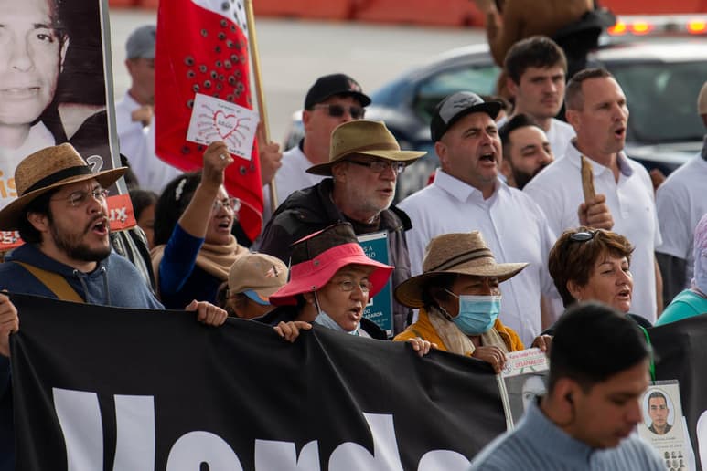 Julián LeBarón también hizo un llamado a la ciudadanía para trabajar juntos y parar la 'masacre', ya que frente a los niveles de violencia 'seguir exigiendo a las instituciones es como seguir chicoteando a una mula muerta'. (NOTIMEX)