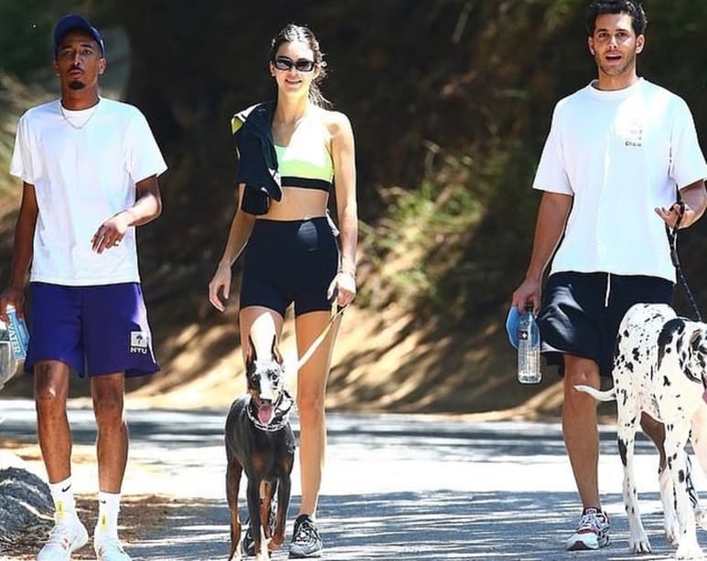 No les parece. Usuarios critican a Kendall Jenner por el método con el que 'educa' a su perro de raza Doberman Pinscher. (ESPECIAL)