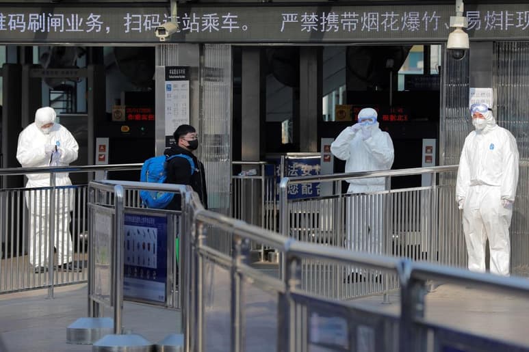 El balance del coronavirus en China subió a 54 muertos y se registraron 300 nuevos casos, informó el gobierno del país asiático. (EFE)