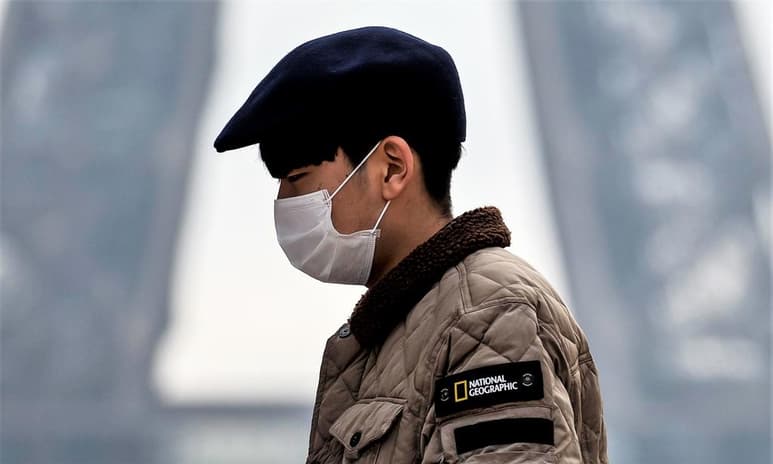 Los síntomas del nuevo coronavirus, denominado 2019-nCoV provisionalmente por la Organización Mundial de la Salud (OMS), son en muchos casos parecidos a los de un resfriado, pero pueden venir acompañados de fiebre y fatiga, tos seca y disnea (dificultad para respirar). (EFE)