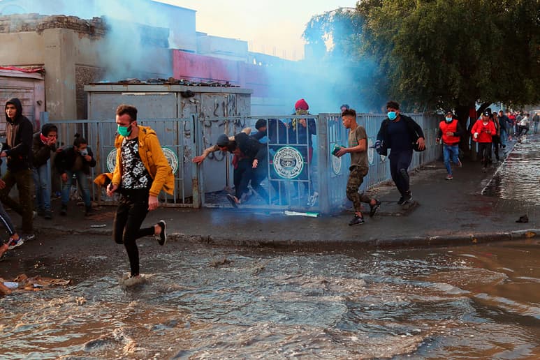 En Bagdad, efectivos antidisturbios también trataron de desmantelar las tiendas de los manifestantes. (AP)