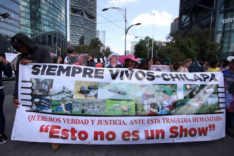 Partió esta mañana de la Estela de Luz rumbo al Zócalo capitalino, donde una comisión será recibida por el Gabinete de Seguridad. (ARCHIVO)