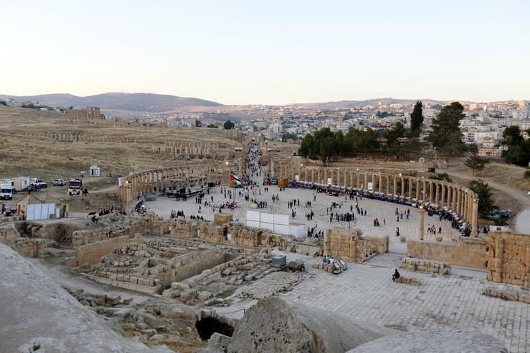 El hombre acusado de acuchillar el pasado noviembre a tres turistas mexicanos en un conocido sitio arqueológico de Jordania y otros dos sospechosos de pertenecer al grupo yihadista Estado Islámico (EI) se sentaron hoy en el banquillo del Tribunal de Seguridad del Estado jordano con cargos de terrorismo. (ARCHIVO)