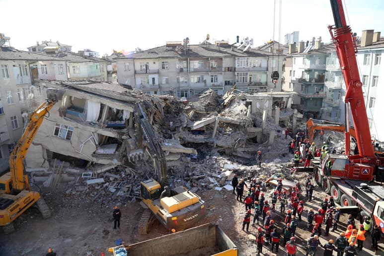 El balance de vidas perdidas por el sismo de magnitud 6.8 del pasado viernes en la oriental provincia turca de Elazin subió hoy a 35 personas. (ARCHIVO)