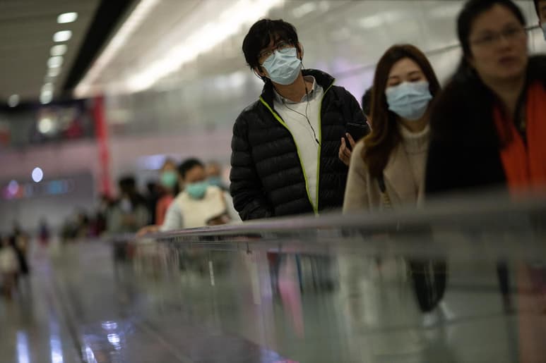 Manifestantes en Hong Kong iniciaron un incendio con bombas molotov dentro de las instalaciones de gobierno que fueron declaradas como una posible zona de cuarentena si aumentaran las víctimas del coronavirus. (ARCHIVO)