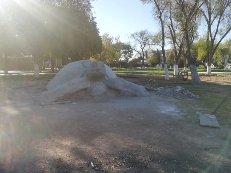 El mayor avance de los trabajos en este espacio son la rehabilitación de la tortuga y las columnas del monumento de los Niños Héroes. (EL SIGLO DE TORREÓN)