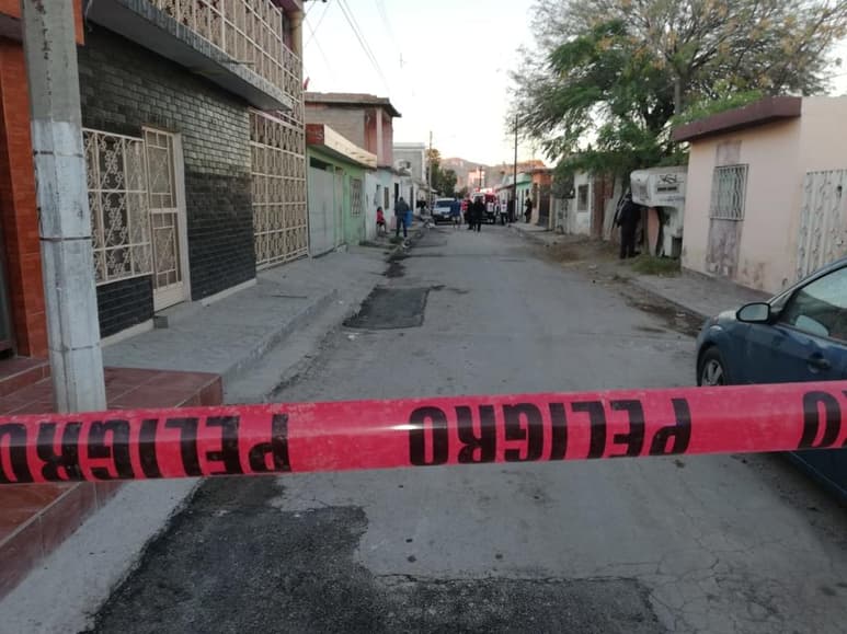 El área quedó acordonada por parte de las autoridades en espera del arribo del agente del Ministerio Público y personal de servicios periciales. (EL SIGLO DE TORREÓN)