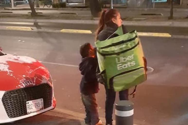 La mujer de la fotografía surgió a través de redes sociales para explicar la situación tras la escena (CAPTURA)