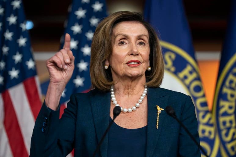 La jefa de la Cámara Baja de Estados Unidos, Nancy Pelosi, anunció este lunes un nuevo proyecto de ley para revocar el veto migratorio del presidente Donald Trump hacia refugiados. (ARCHIVO)
