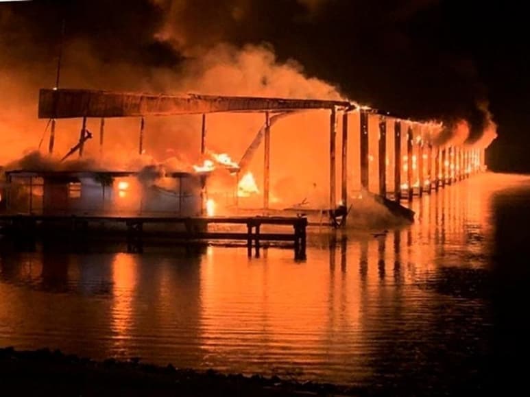 Un incendio en un parque recreativo del condado de Jackson, a la orilla del río Tennessee, provocó hoy la muerte de al menos cinco personas, más heridos y desaparecidos, así como la destrucción de 35 embarcaciones. (ESPECIAL)