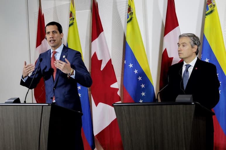 El líder opositor Juan Guaidó (i), el cual habla en rueda de prensa, junto al ministro de Asuntos Exteriores de Canadá, Francois-Philippe Champagne (d). (ARCHIVO)