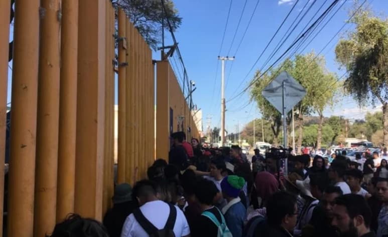 Entre gritos de '¡Queremos respuestas ya!', estudiantes de la Prepa 9 que se encuentran afuera del plantel demandan a sus compañeros que están dentro del mismo que se abran las instalaciones y se les permita ingresar para dialogar e intentar llegar a un acuerdo. (EL UNIVERSAL)