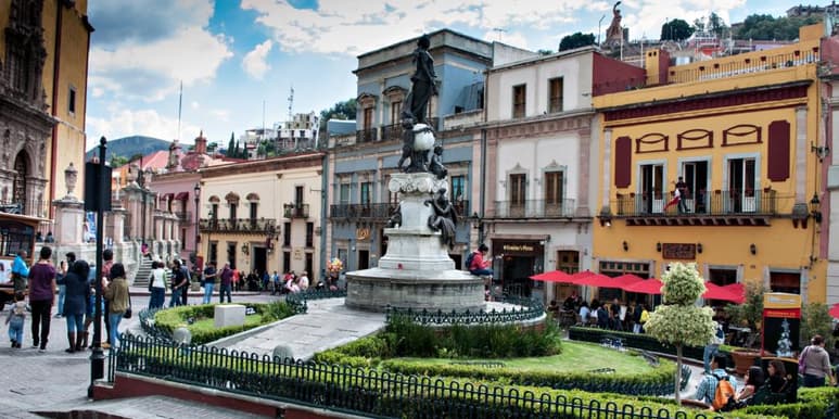 Vemos cómo cierran agencias de autos balaceadas, también en Celaya, restaurantes, comercios en general; han atacado Walmart, también, y así el crecimiento económico tampoco va a poder ser como quisiéramos', afirmó el diputado morenista Chico Herrera. (ESPECIAL)