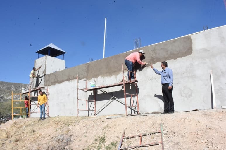 El alcalde de Ciudad Lerdo, Homero Martínez, realizó el recorrido a las obras que se llevan a cabo en las instalaciones de la DSPM. (CORTESÍA)