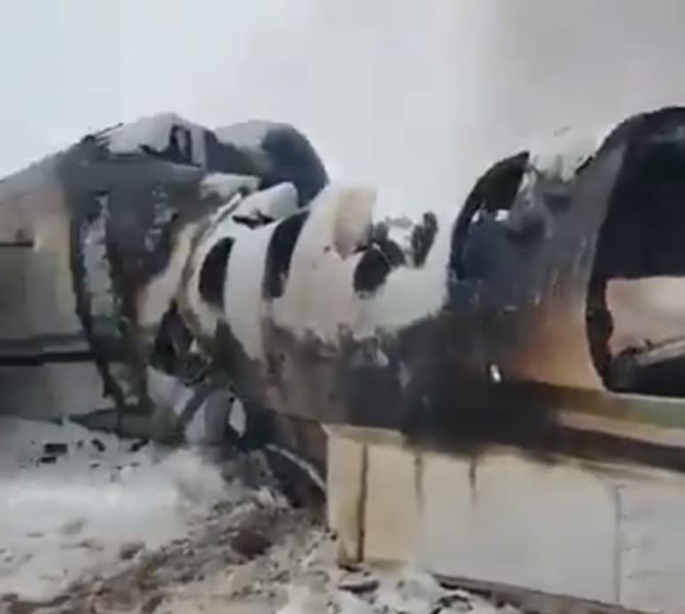 El avión se estrelló a primera hora de la tarde en un área controlada por talibanes. (ESPECIAL)