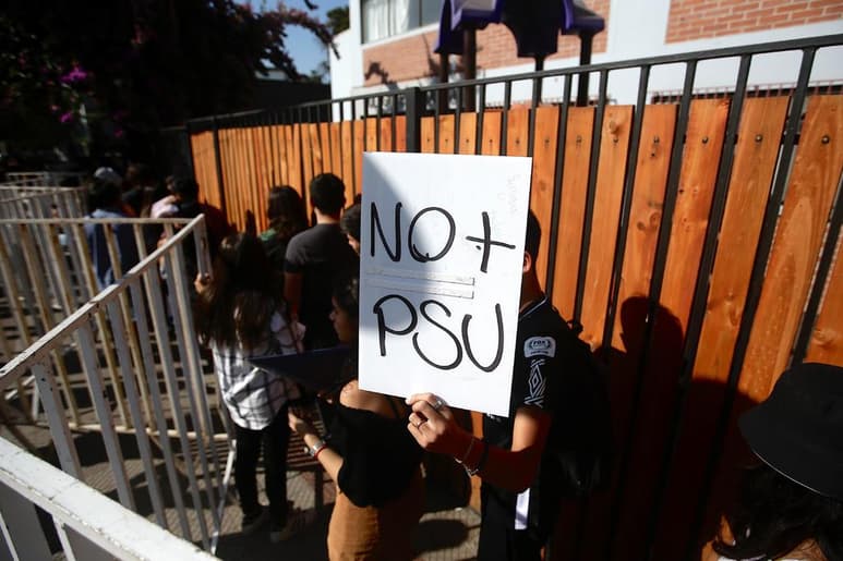 La estación Plaza Egaña fue tomada por estudiantes que desplegaron pancartas y vitorearon canciones de protesta. (EFE)